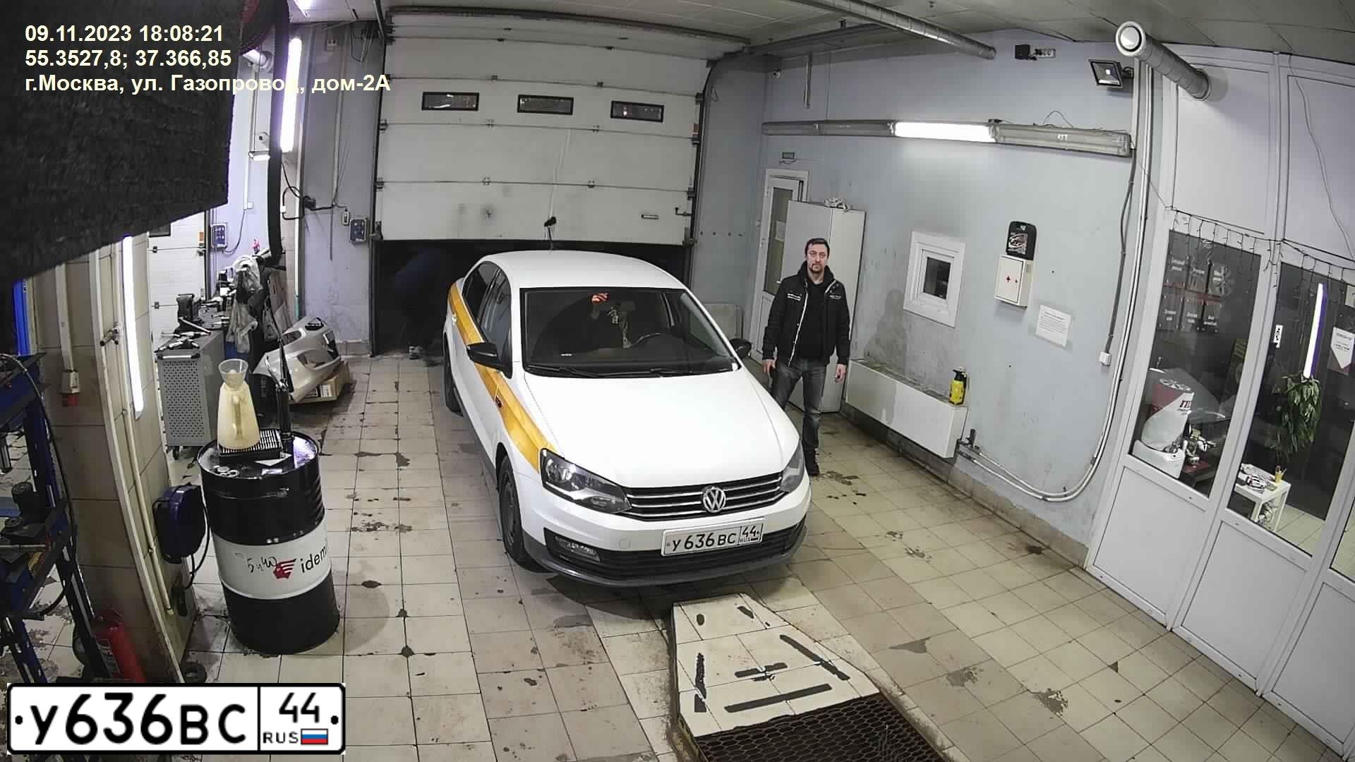 Фото автомобиля VOLKSWAGEN POLO, 2017 — госномер У512ЕЕ05. Цвет: БЕЛЫЙ-ЖЕЛТЫЙ-СЕРЫЙ