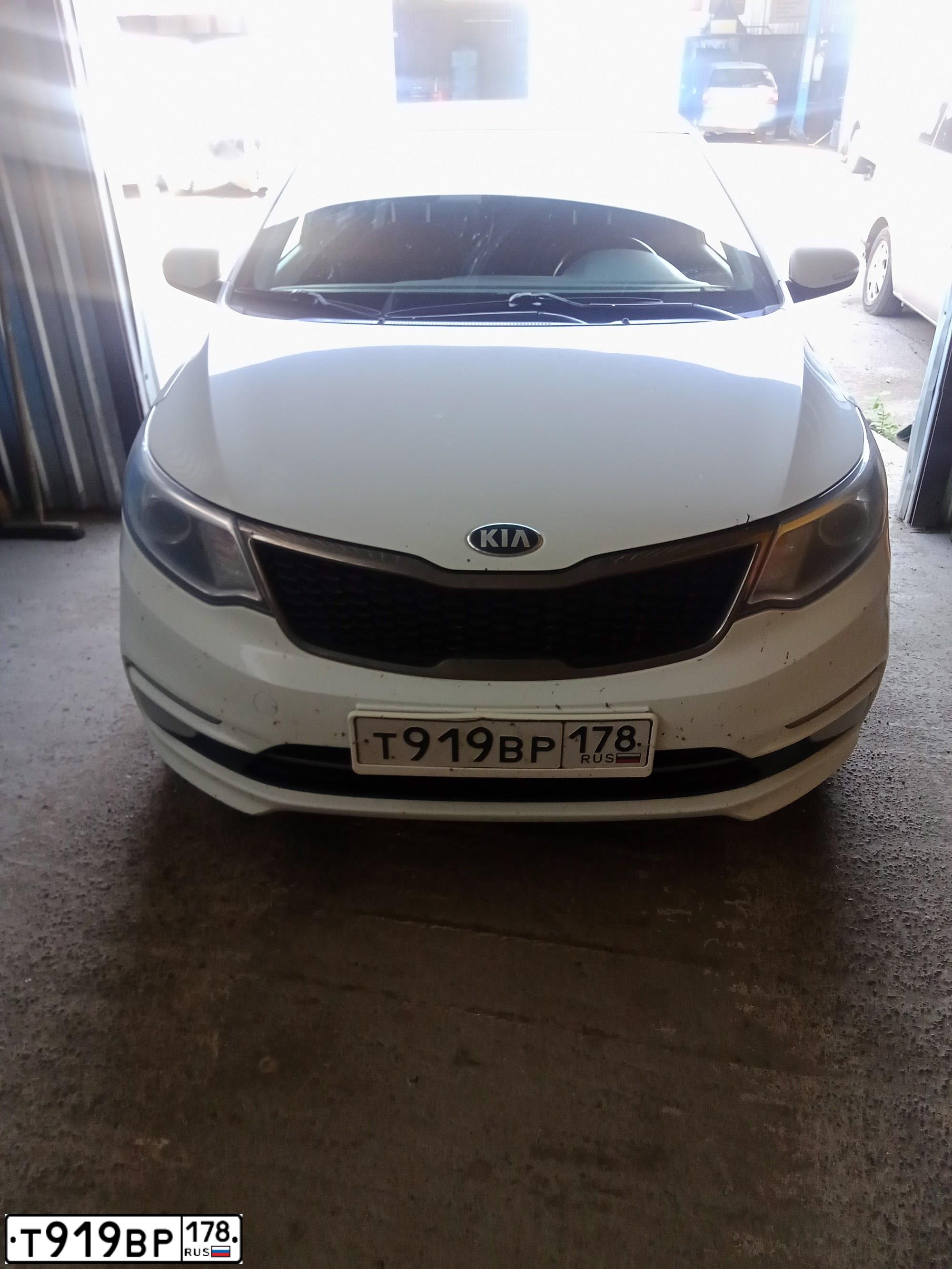 Фото автомобиля KIA RIO, 2015 — госномер У195ТА60. Цвет: Белый
