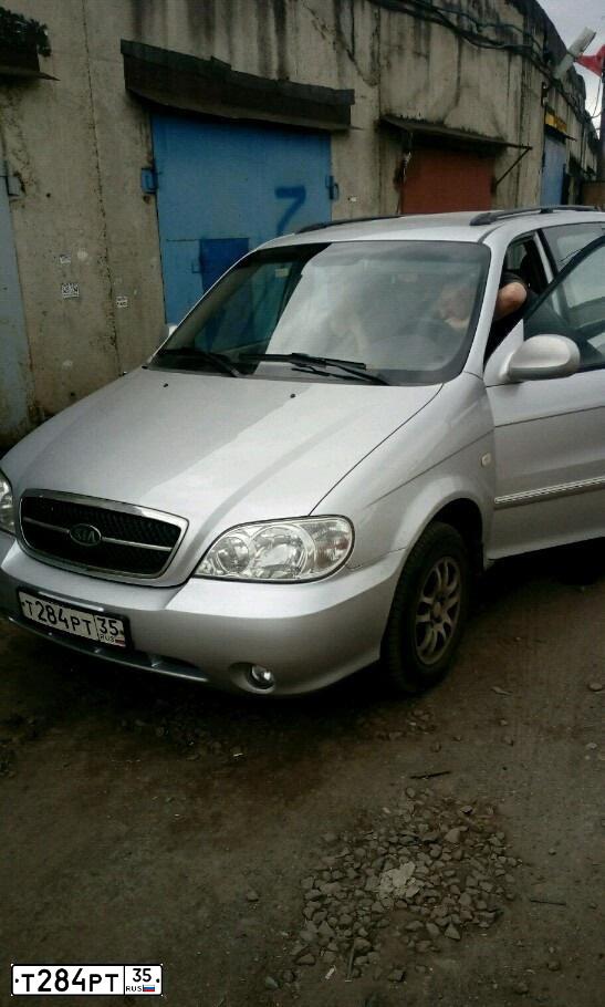 Фото автомобиля KIA CARENS, 2004 — госномер Т284РТ35. Цвет: Серебристый
