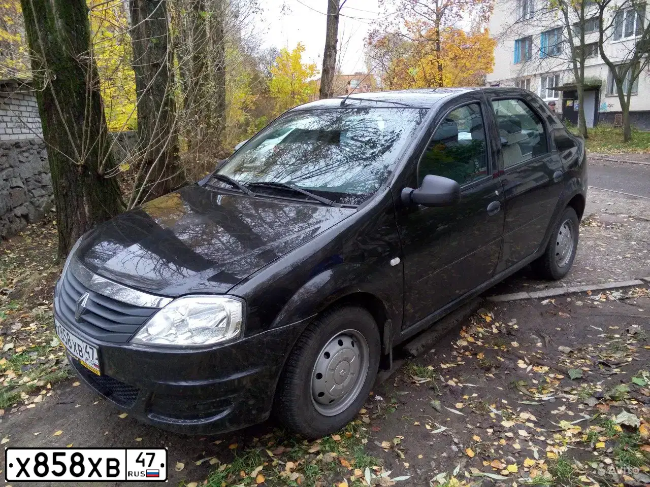 Фото автомобиля RENAULT LOGAN, 2014 — госномер Х858ХВ47. Цвет: ЧЕРНЫЙ