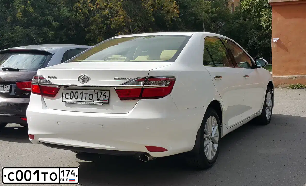 Фото автомобиля TOYOTA CAMRY, 2015 — госномер С001ТО174. Цвет: БЕЛЫЙ