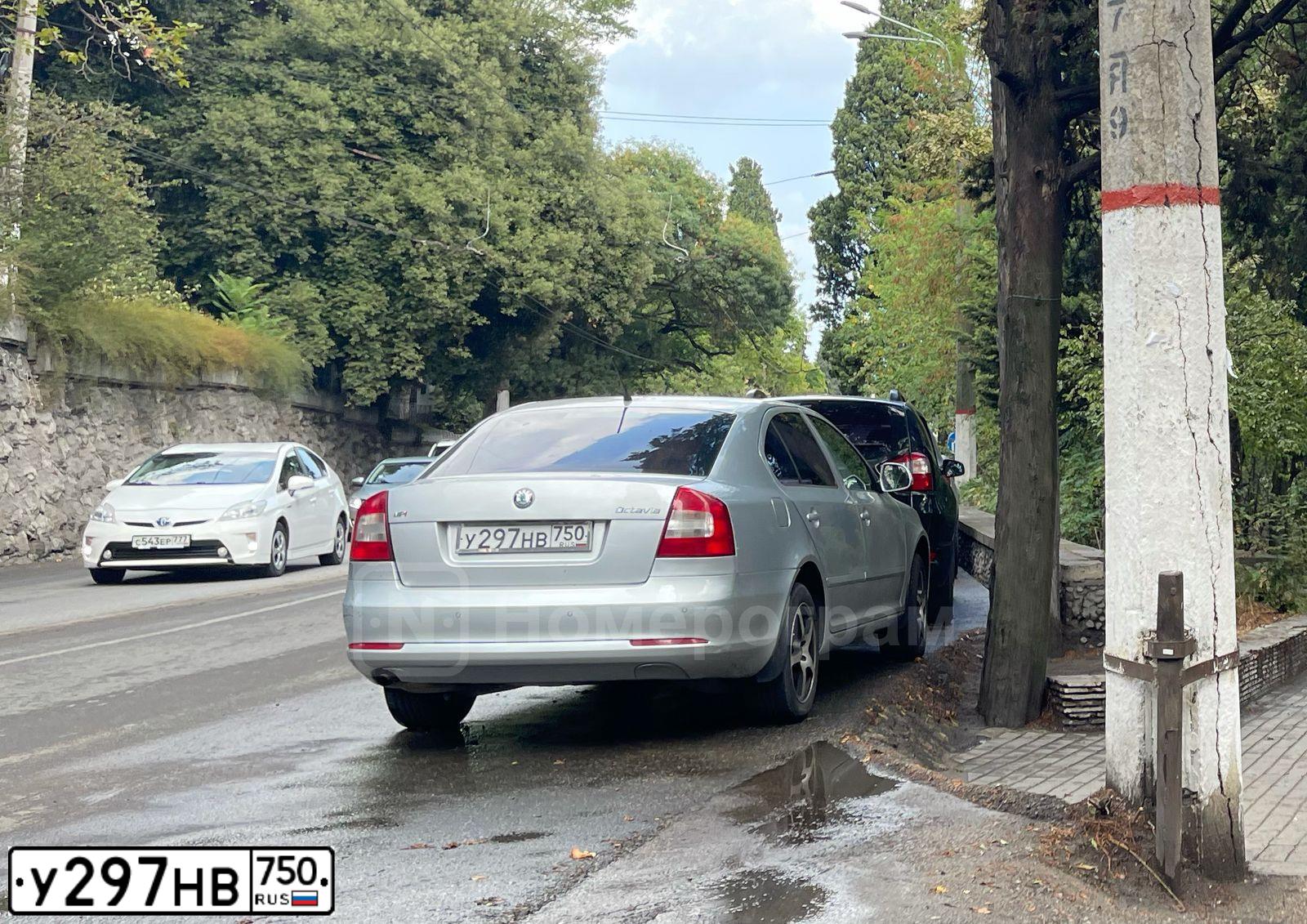 Фото автомобиля SKODA OCTAVIA, 2012 — госномер Е635ММ190. Цвет: СЕРЫЙ