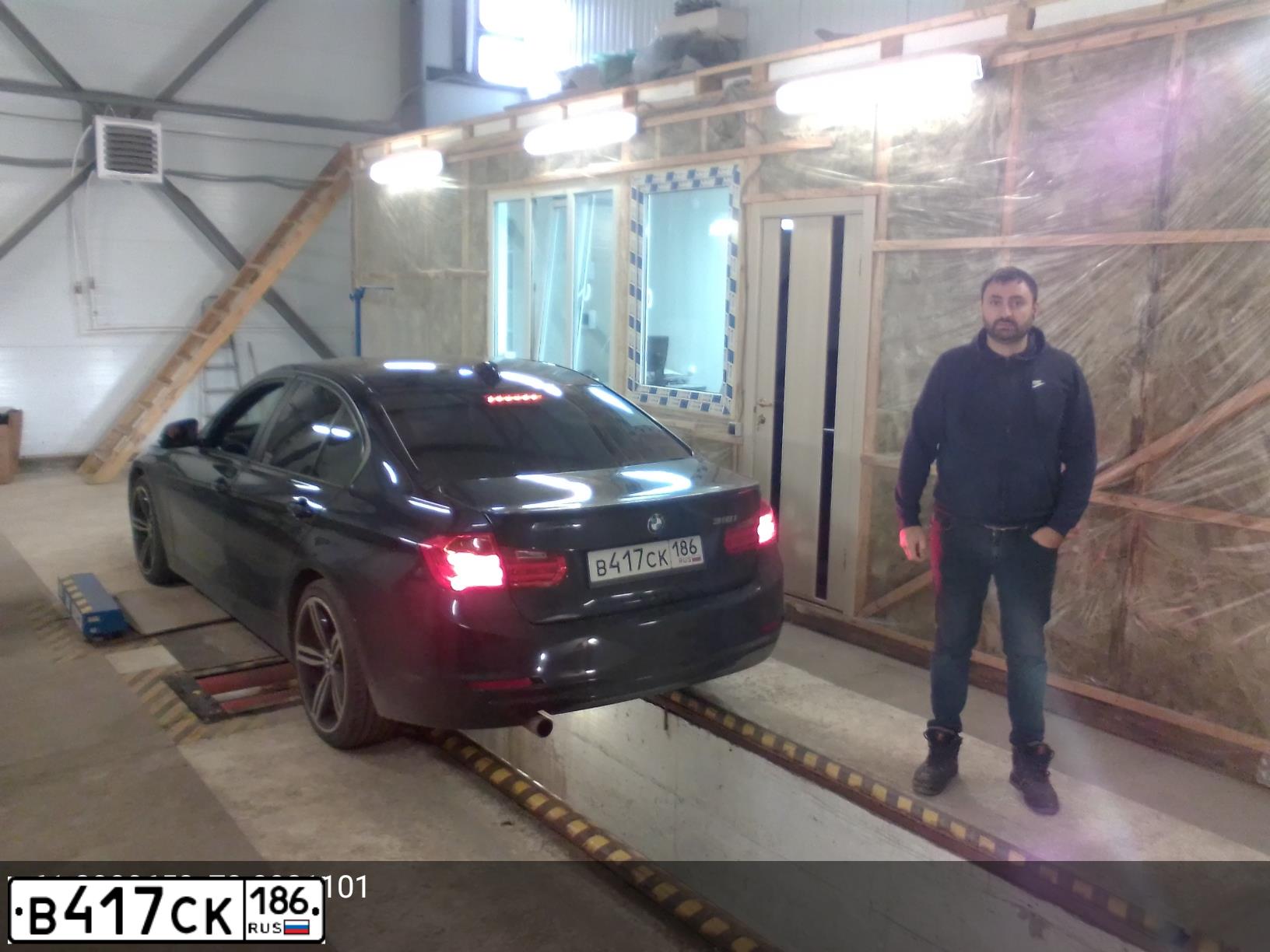 Фото автомобиля BMW SERIE 3, 2014 — госномер В417СК186. Цвет: синий
