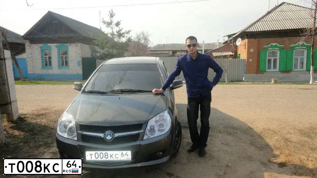 Фото автомобиля GEELY MK, 2012 — госномер Т008КС64. Цвет: СТАЛЬНОЙ (СЕРЫЙ)
