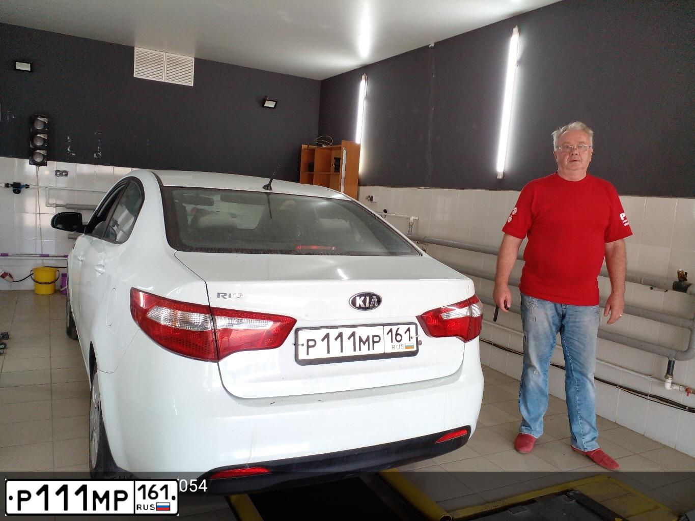 Фото автомобиля KIA RIO, 2013 — госномер Р111МР161. Цвет: БЕЛЫЙ