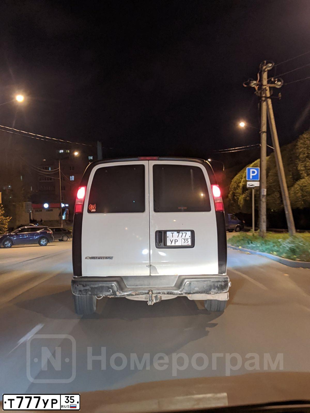 Фото автомобиля CHEVROLET EXPRESS VAN, 2006 — госномер Т777УР35. Цвет: Белый