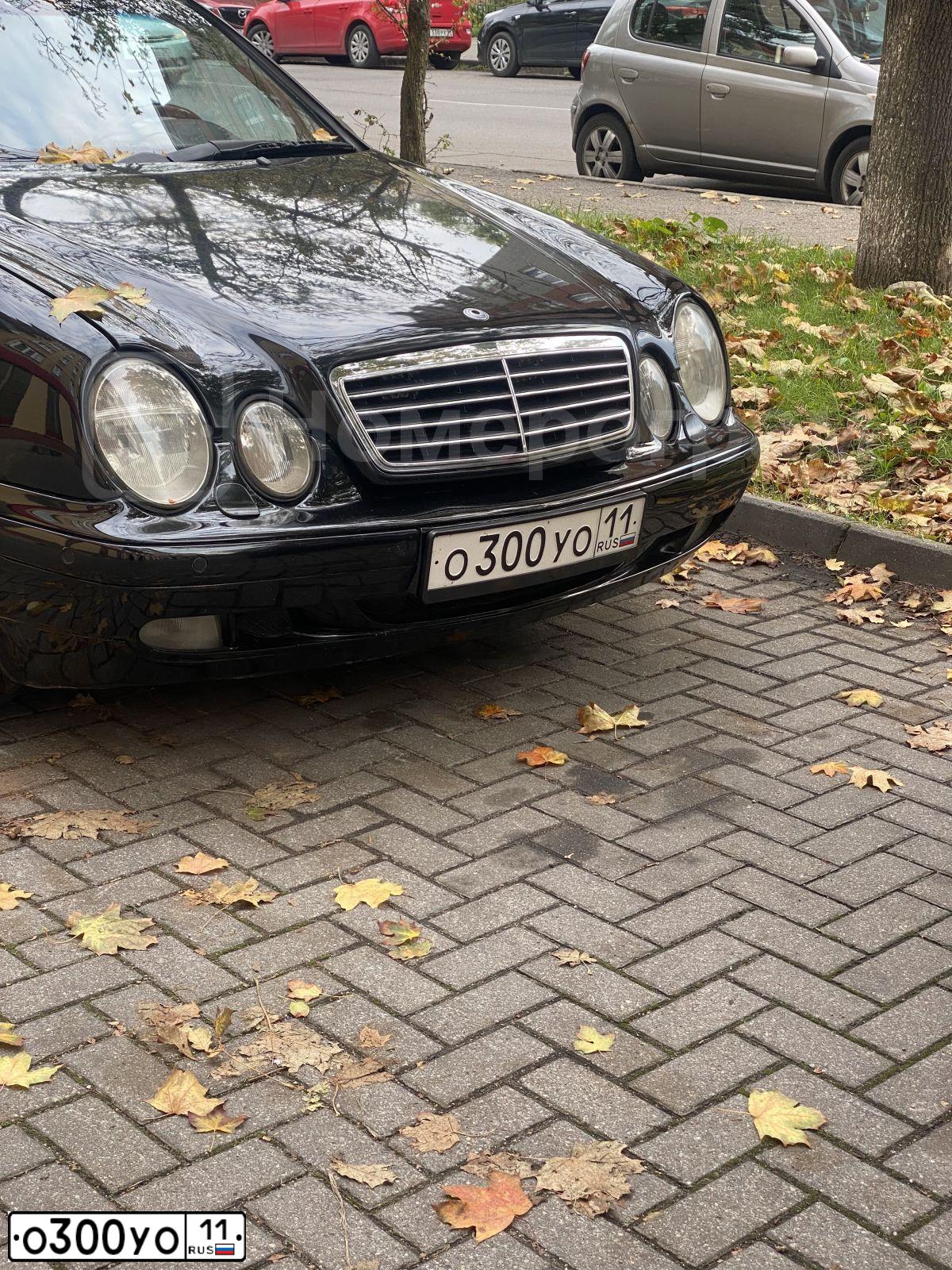 Фото автомобиля MERCEDES CLK-KLASSE, 2000 — госномер О300УО11. Цвет: ЧЕРНЫЙ