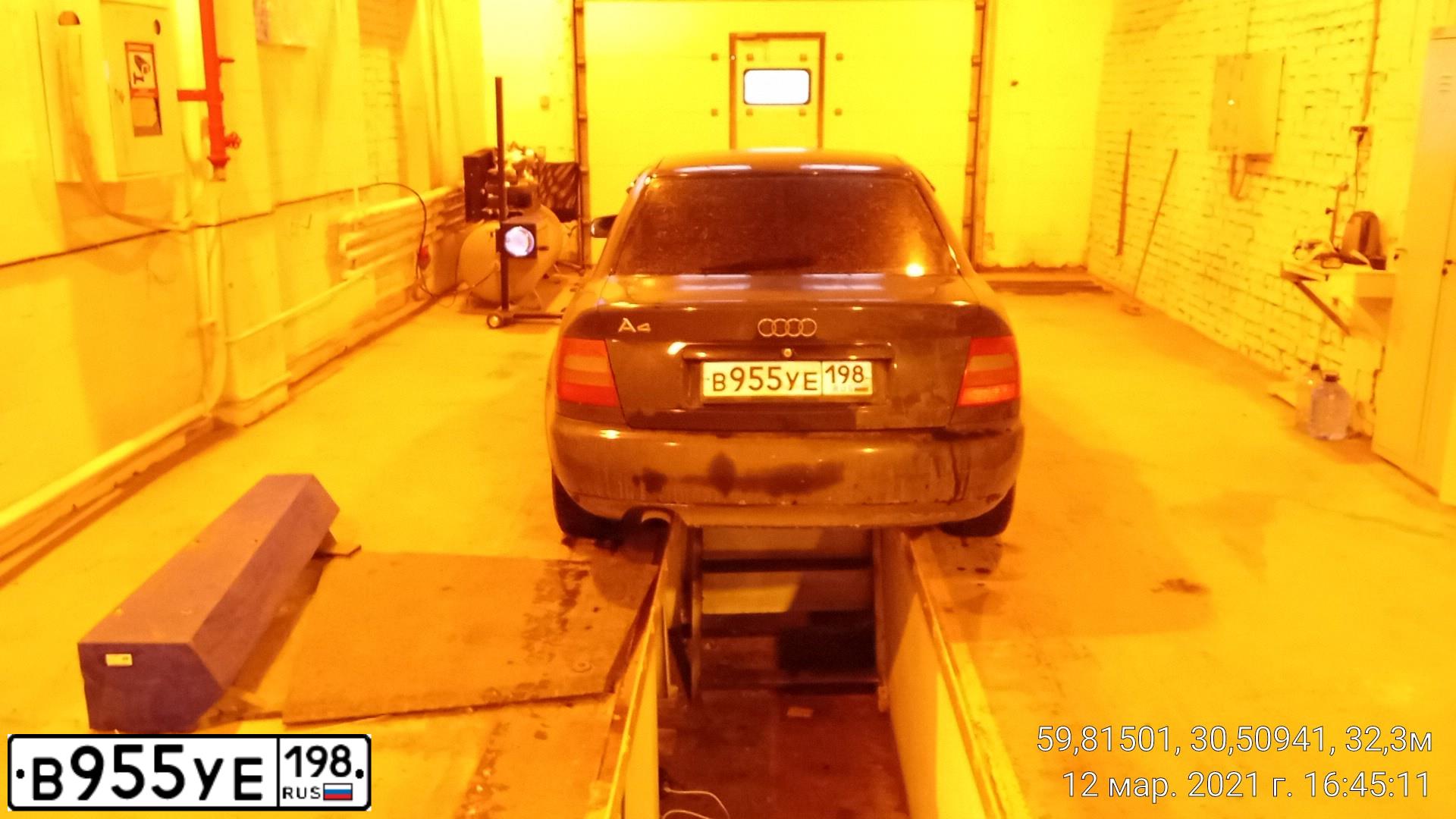 Фото автомобиля AUDI A4, 1997 — госномер О588НН29. Цвет: синий