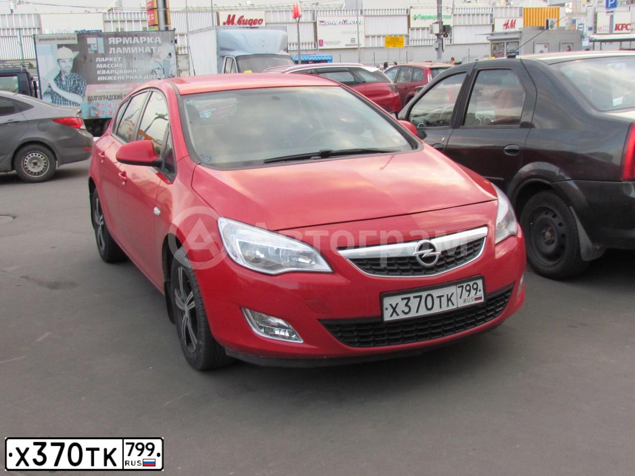 Фото автомобиля OPEL ASTRA, 2012 — госномер Х370ТК799. Цвет: Красный