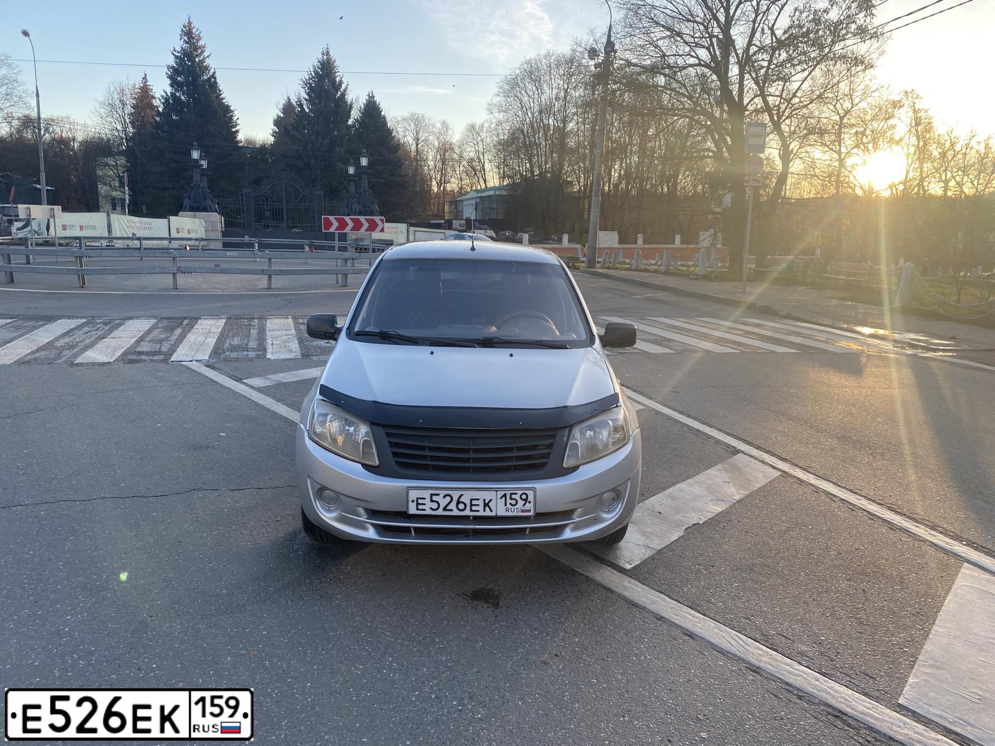 Фото автомобиля LADA 2190 GRANTA, 2013 — госномер Е526ЕК159. Цвет: СЕРЕБРИСТЫЙ