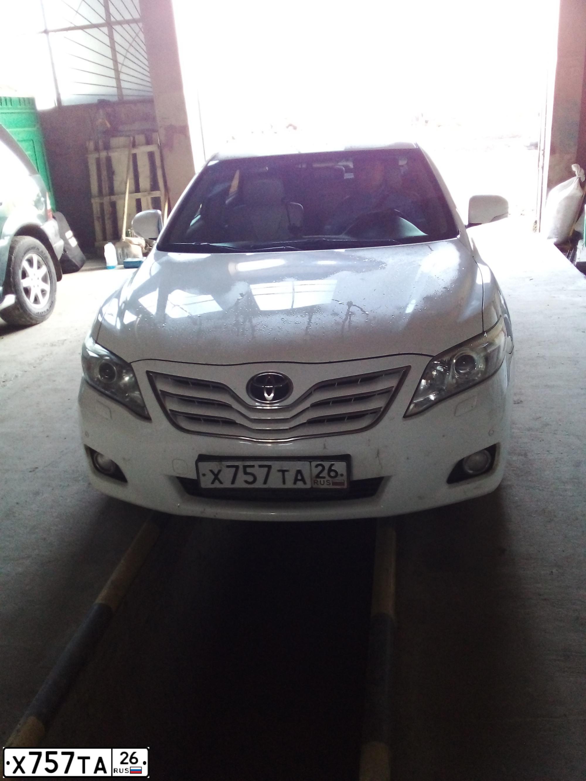 Фото автомобиля TOYOTA CAMRY, 2010 — госномер Т006УЕ93. Цвет: Белый