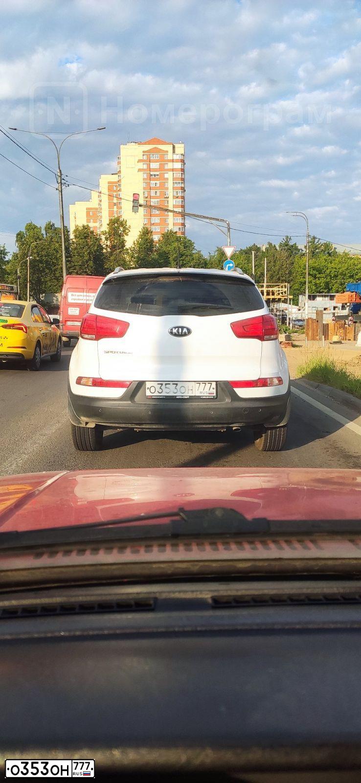 Фото автомобиля KIA SPORTAGE, 2015 — госномер О353ОН777. Цвет: Белый