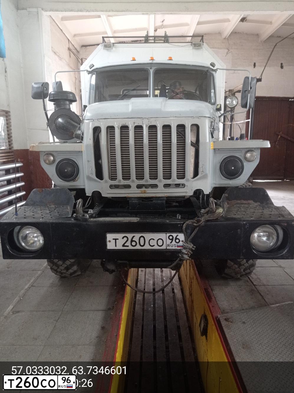 Фото автомобиля URAL 4320 /6X6/, 2011 — госномер Т260СО96. Цвет: СЕРЫЙ