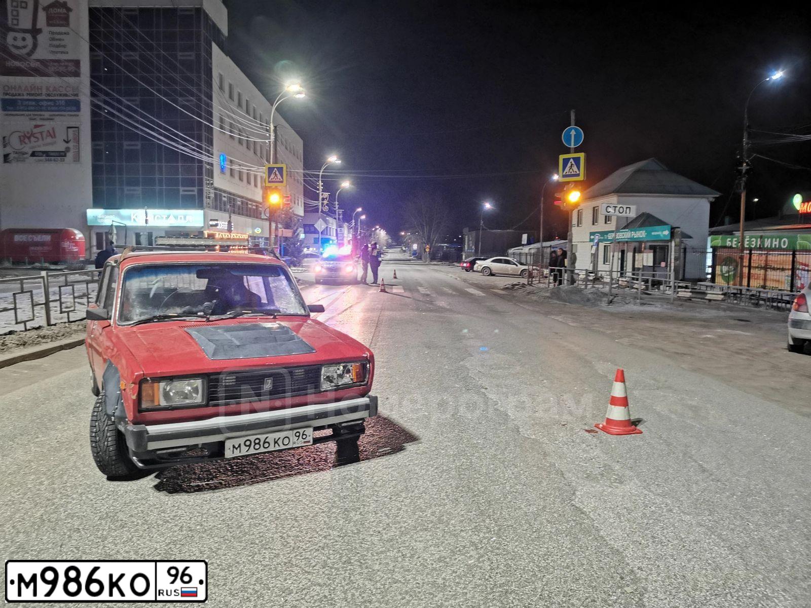 Фото автомобиля LADA 2105, 1983 — госномер М986КО96. Цвет: Красный