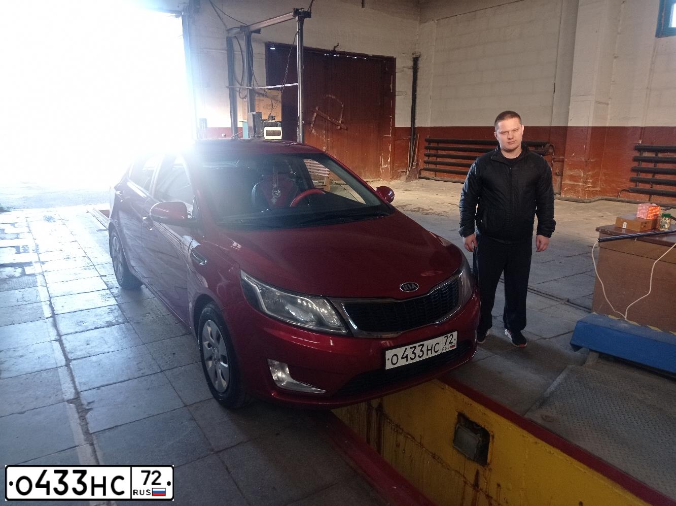 Фото автомобиля KIA RIO, 2012 — госномер С679УК196. Цвет: Красный
