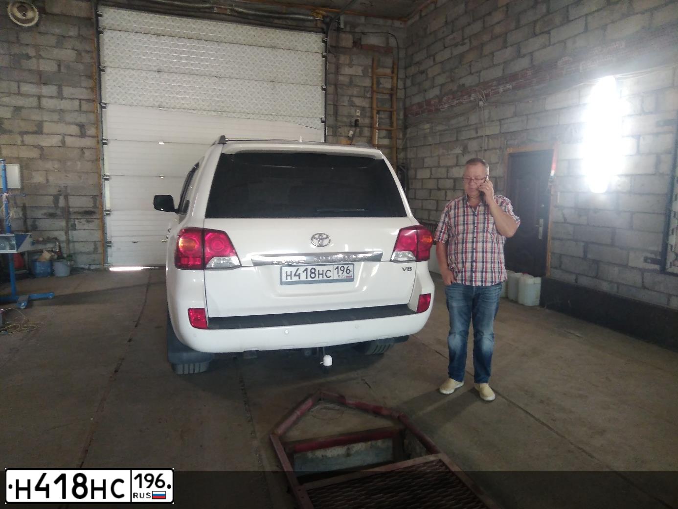 Фото автомобиля TOYOTA LANDCRUISER 200, 2013 — госномер Н418НС196. Цвет: Белый