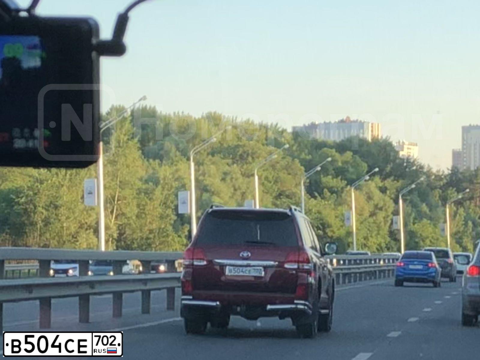 Фото автомобиля TOYOTA LANDCRUISER 200, 2008 — госномер В504СЕ702. Цвет: ТЕМНО-КРАСНЫЙ