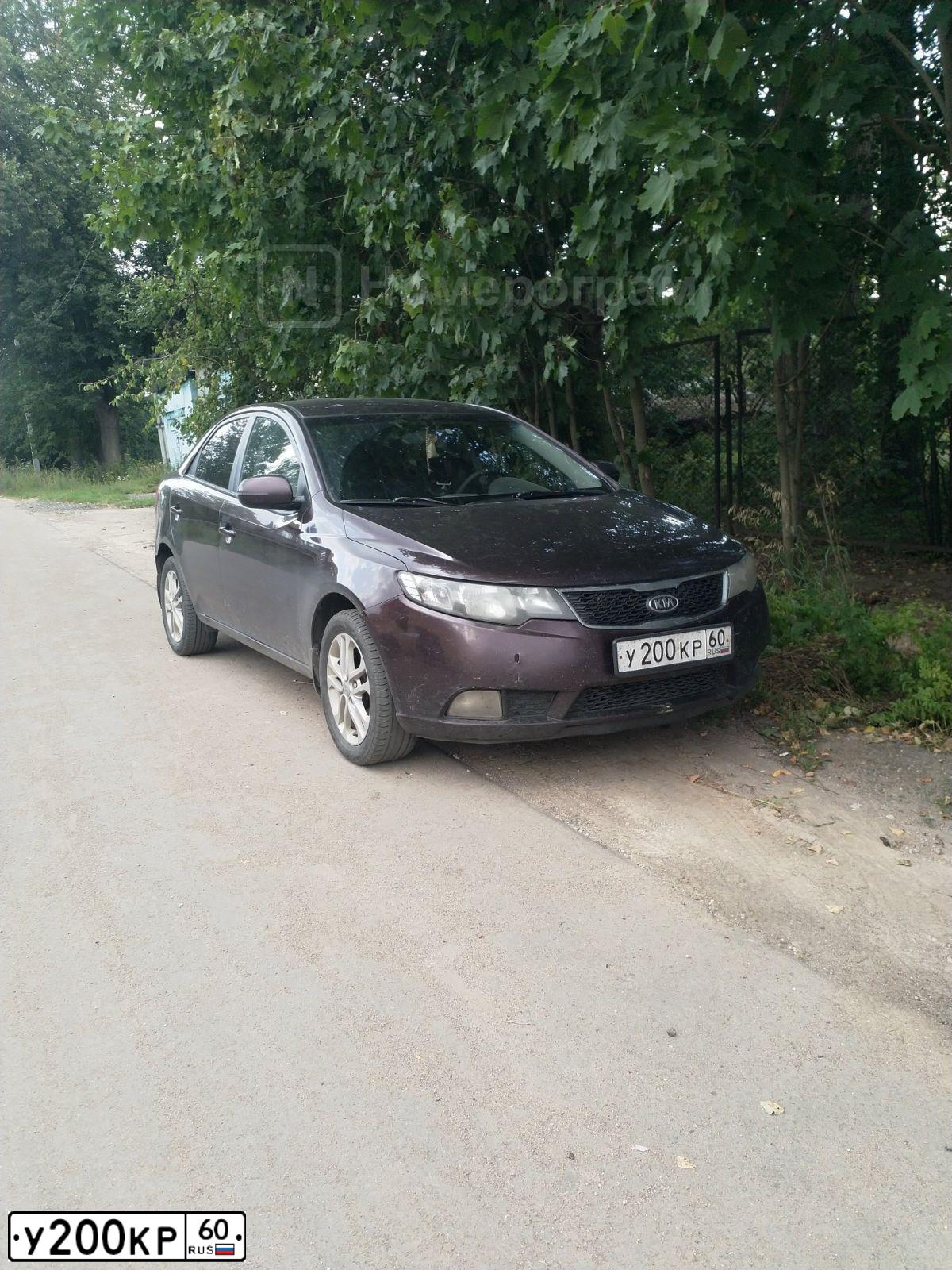 Фото автомобиля KIA CERATO, 2011 — госномер У200КР60. Цвет: ТЕМНО-ВИШНЕВЫЙ