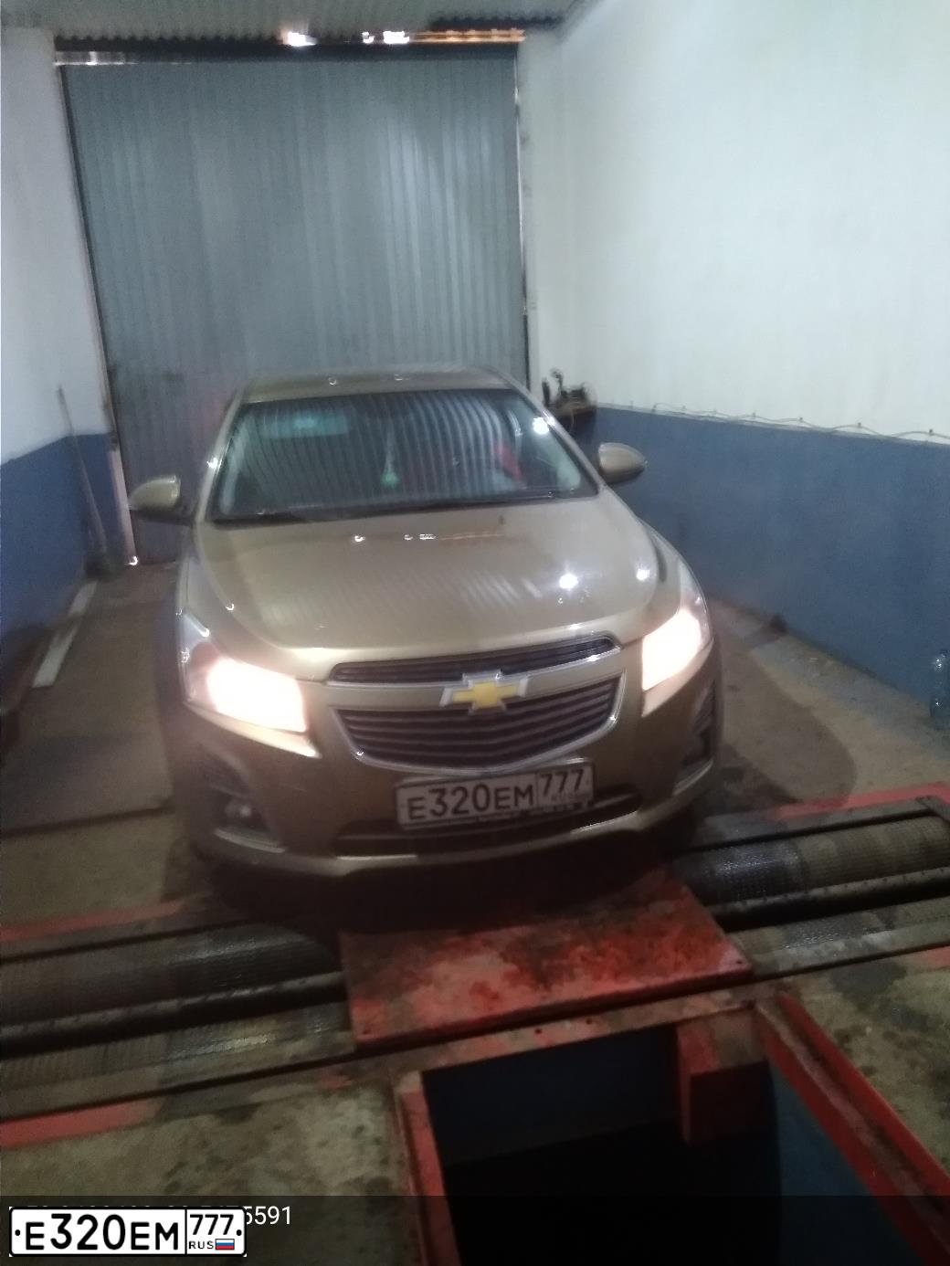 Фото автомобиля CHEVROLET CRUZE, 2013 — госномер Е320ЕМ777. Цвет: БЕЖЕВЫЙ МЕТАЛЛИК