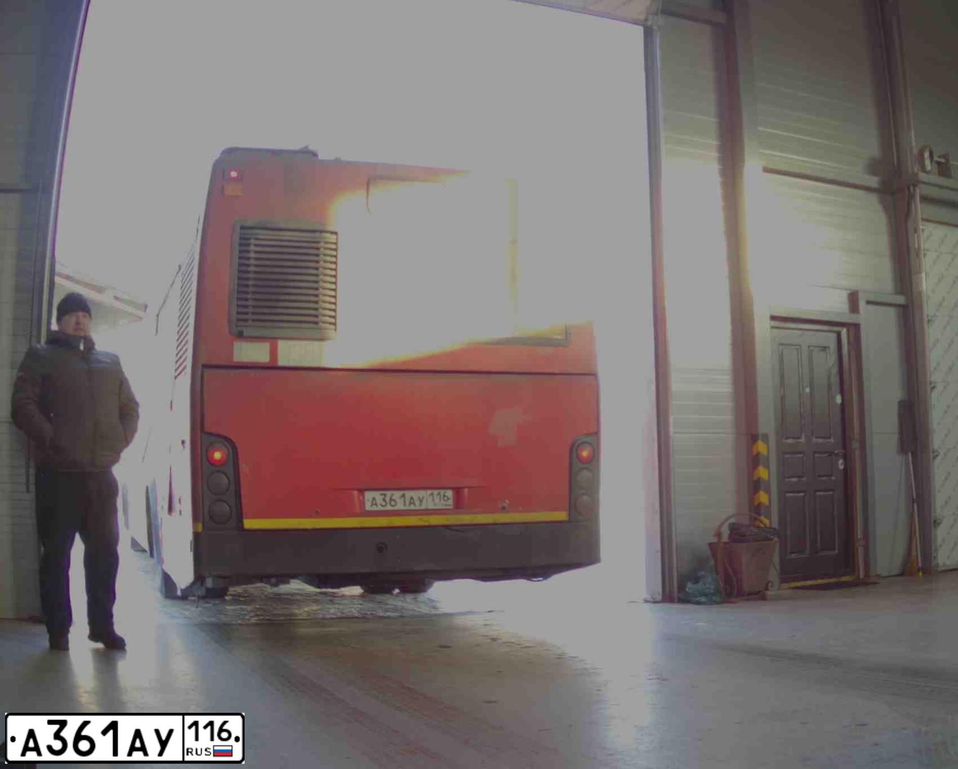 Фото автомобиля MAZ 103, 2007 — госномер А361АУ116. Цвет: Красный