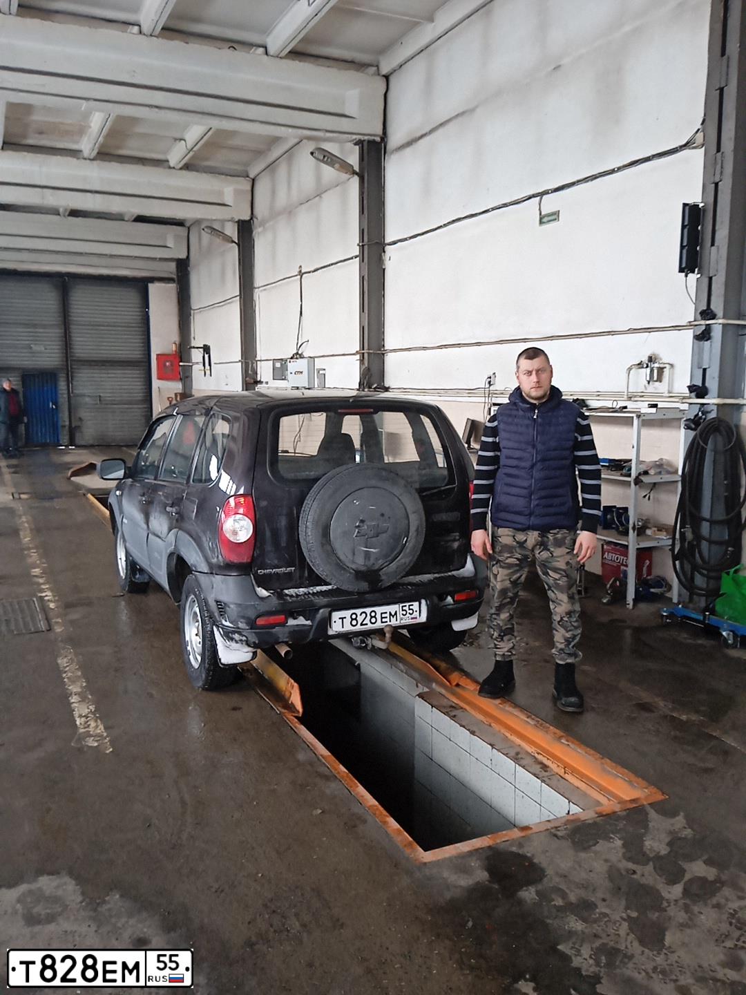 Фото автомобиля CHEVROLET NIVA, 2011 — госномер В731МО142. Цвет: Светло-Серебристый металлик