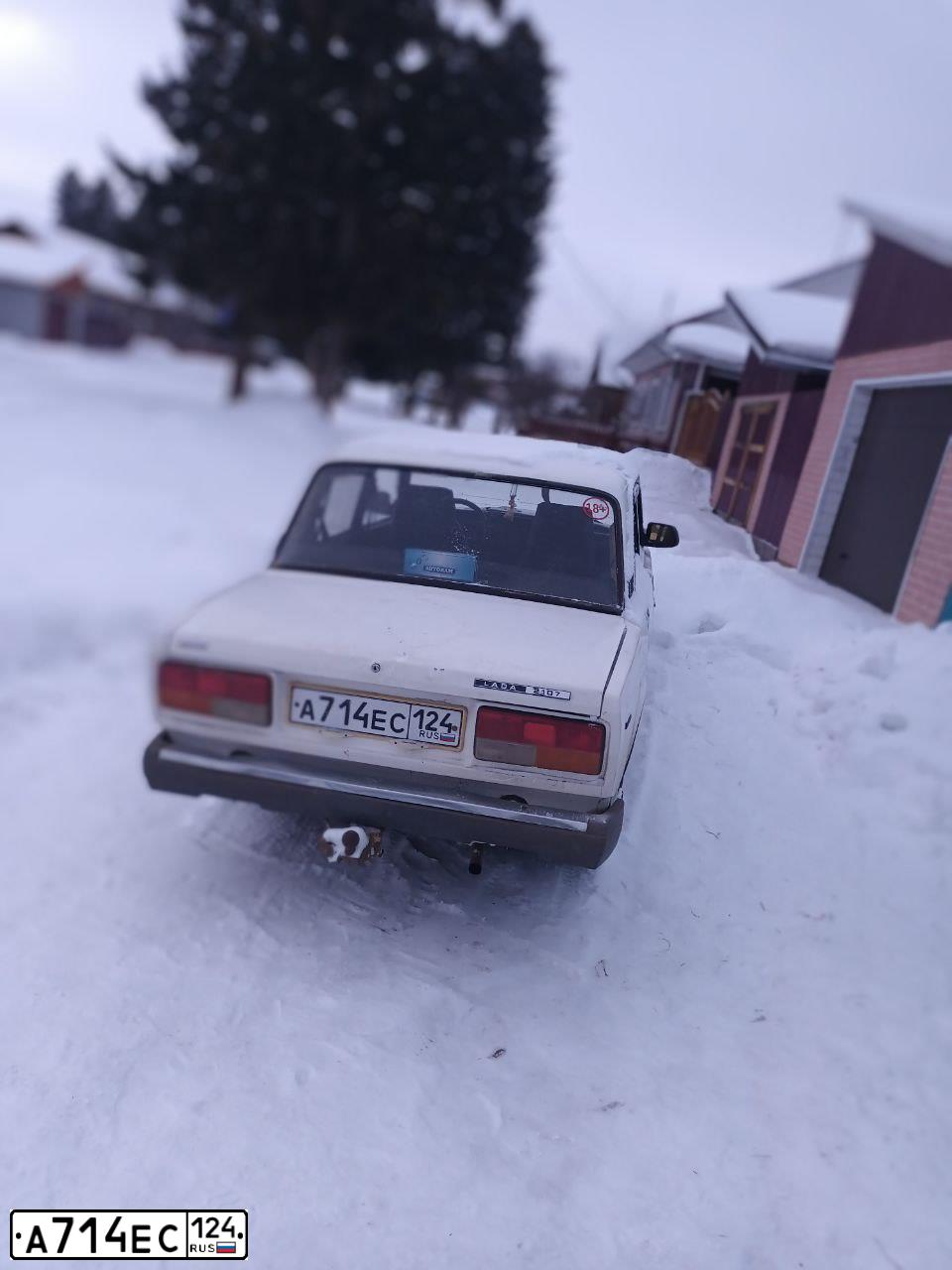Фото автомобиля LADA 2107, 2000 — госномер А714ЕС124. Цвет: БЕЛЫЙ