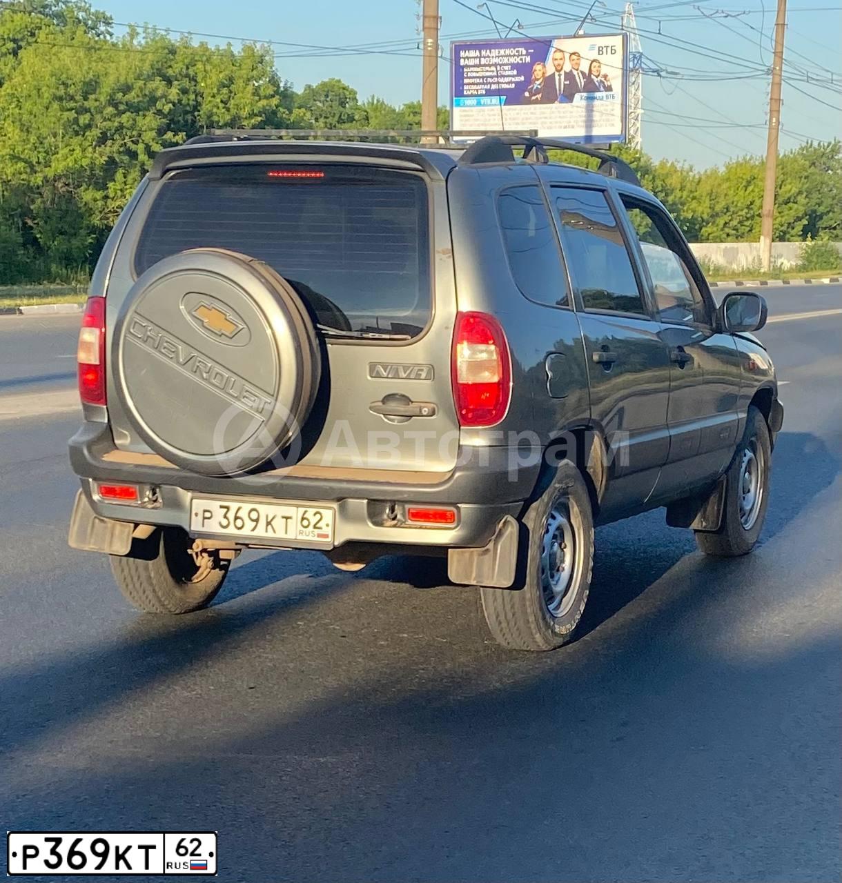 Фото автомобиля CHEVROLET NIVA, 2004 — госномер Р369КТ62. Цвет: Темно-серый металлик
