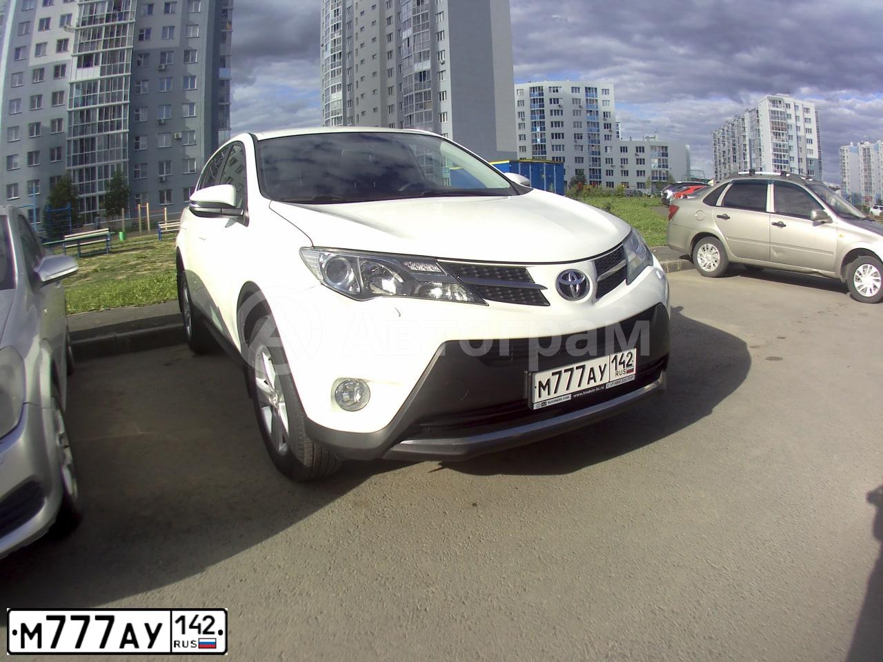Фото автомобиля HYUNDAI SOLARIS, 2013 — госномер М777АУ142. Цвет: ЧЕРНО-СЕРЫЙ