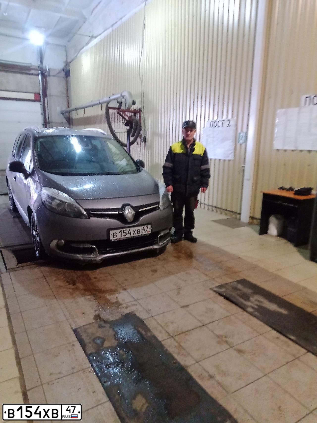 Фото автомобиля RENAULT MEGANE GRAND SCENIC, 2015 — госномер В154ХВ47. Цвет: Серый