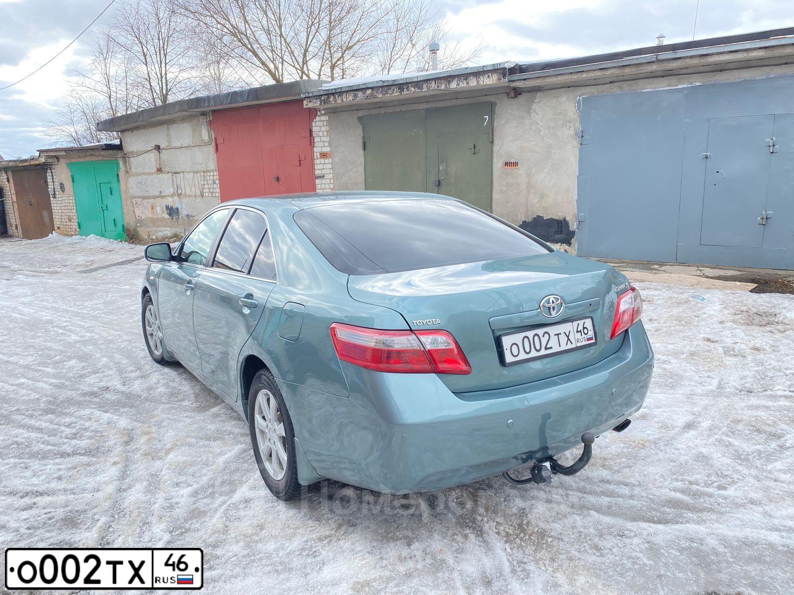 Фото автомобиля TOYOTA CAMRY, 2008 — госномер О001УВ46. Цвет: БИРЮЗОВЫЙ