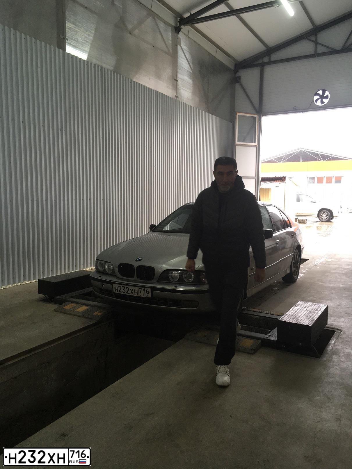 Фото автомобиля BMW 523, 1999 — госномер Н924СЕ82. Цвет: СЕРЕБРИСТЫЙ ЧЕРНЫЙ