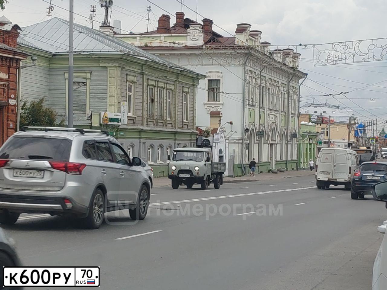 Фото автомобиля HYUNDAI TUCSON, 2008 — госномер К600РУ70. Цвет: ТЕМНО-КРАСНЫЙ
