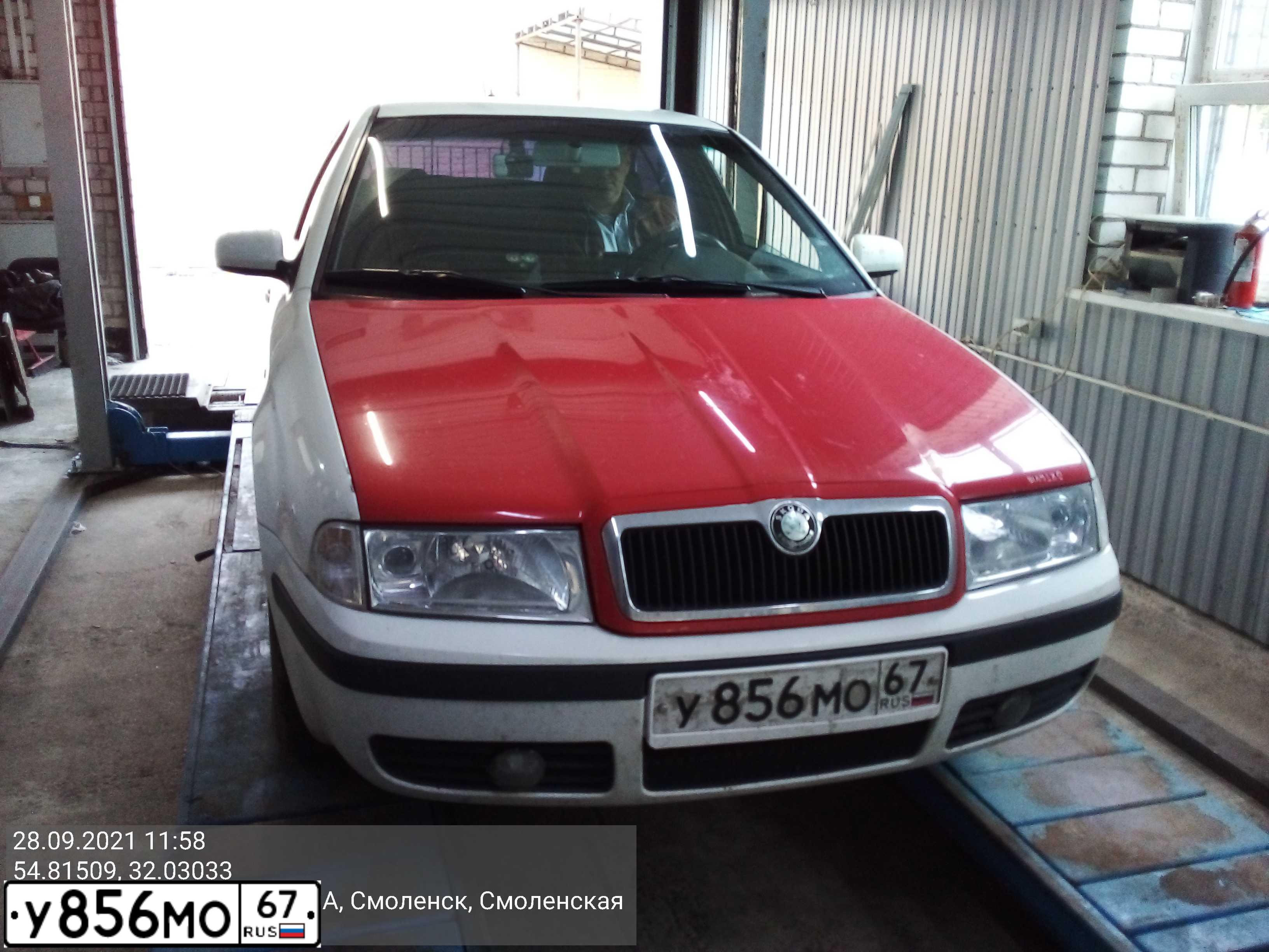 Фото автомобиля SKODA OCTAVIA, 2004 — госномер У856МО67. Цвет: Белый