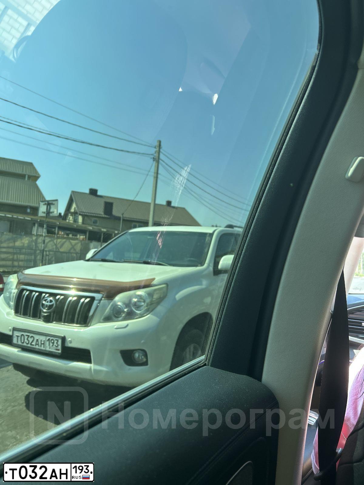 Фото автомобиля TOYOTA LAND CRUISER 150, 2012 — госномер Е248ХА185. Цвет: Белый