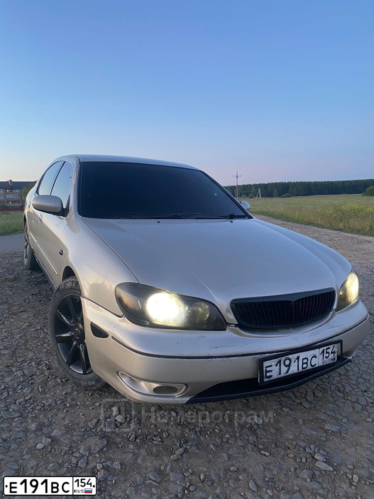 Фото автомобиля NISSAN CEFIRO, 2000 — госномер Е191ВС154. Цвет: Серый