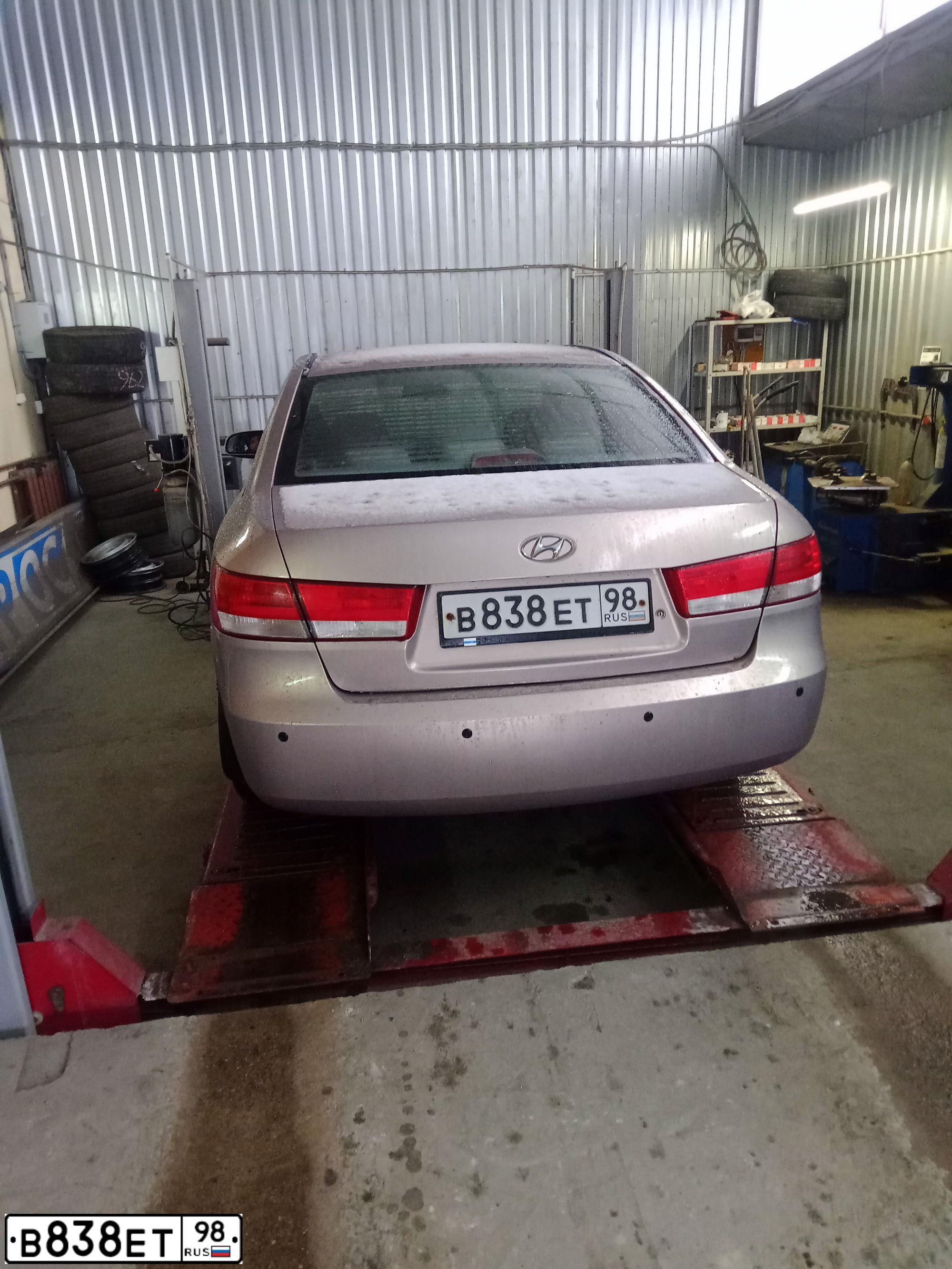 Фото автомобиля HYUNDAI SONATA, 2005 — госномер В838ЕТ98. Цвет: СВЕТЛО-БЕЖЕВЫЙ