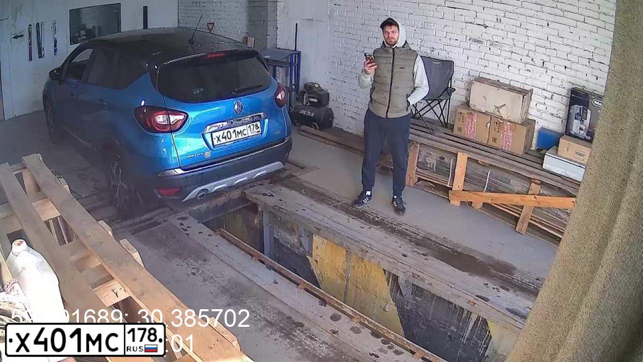 Фото автомобиля RENAULT KAPTUR, 2017 — госномер Х401МС178. Цвет: ГОЛУБОЙ ЧЕРНЫЙ