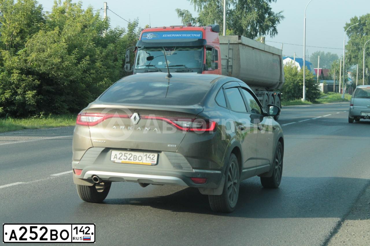 Фото автомобиля RENAULT KAPTUR, 2017 — госномер Н849МЕ142. Цвет: КОРИЧНЕВЫЙ ЧЕРНЫЙ