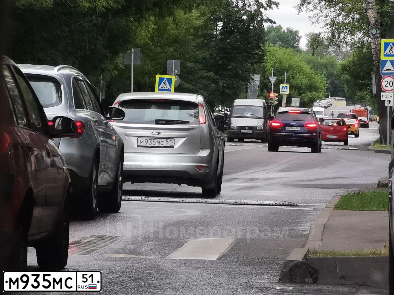 Фото автомобиля FORD FOCUS, 2011 — госномер М935МС51. Цвет: СЕРЕБРИСТЫЙ