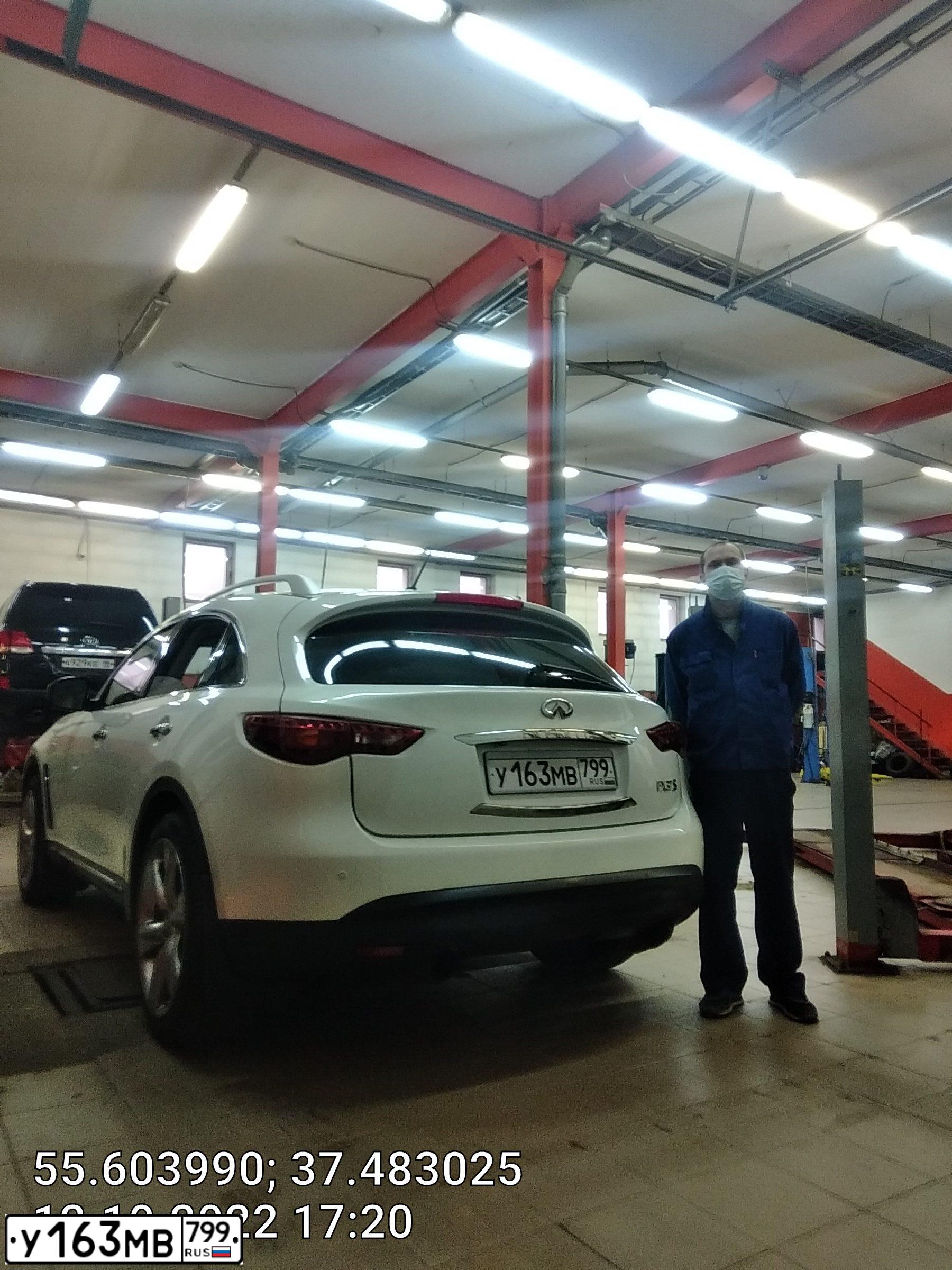 Фото автомобиля INFINITI QX70 /FX/, 2012 — госномер Е018НС138. Цвет: Белый