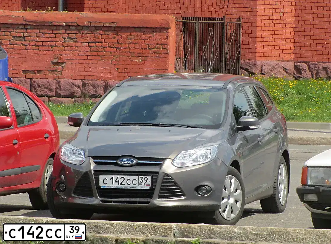 Фото автомобиля FORD FOCUS, 2012 — госномер С142СС39. Цвет: СЕРО-КОРИЧНЕВЫЙ