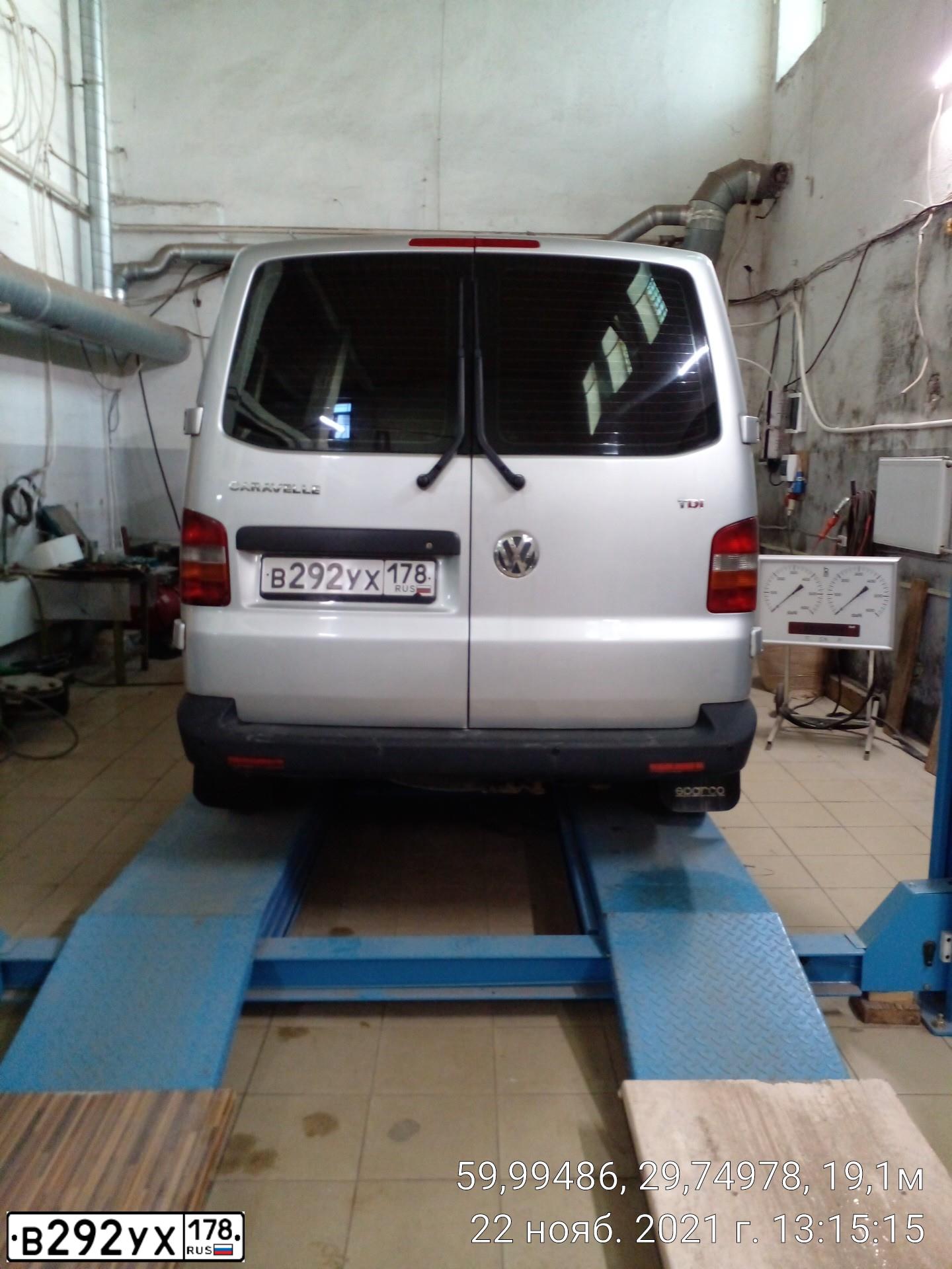 Фото автомобиля VOLKSWAGEN TRANSPORTER, 2006 — госномер С100НС43. Цвет: СЕРЕБРИСТЫЙ