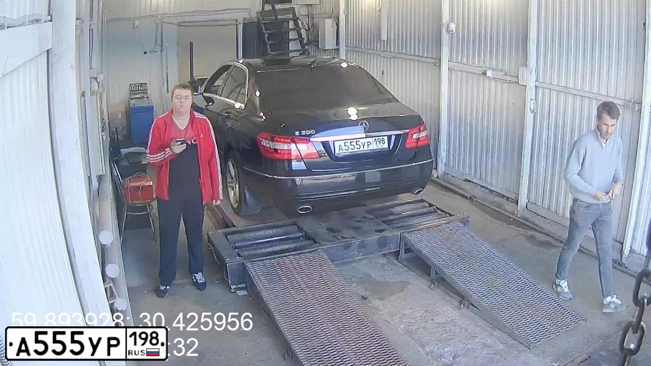 Фото автомобиля MERCEDES E-KLASSE, 2010 — госномер Т222СЕ178. Цвет: ЧЕРНЫЙ