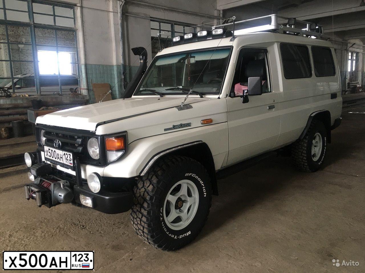 Фото автомобиля TOYOTA LANDCRUISER, 2001 — госномер М173ЕК126. Цвет: Белый