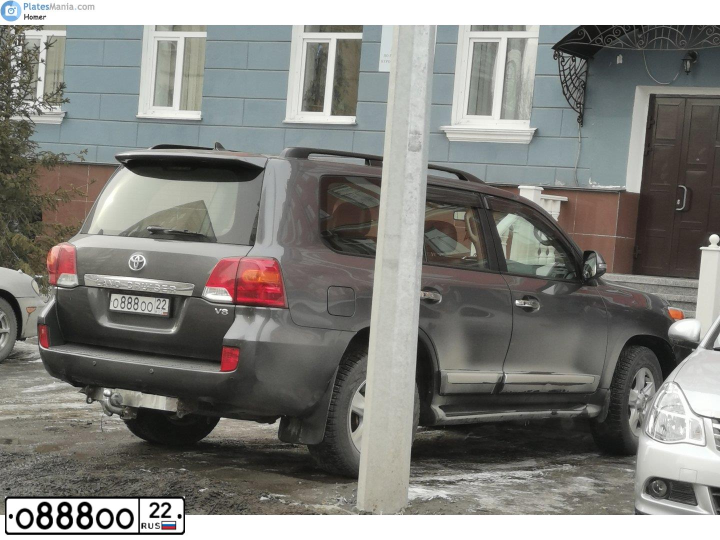 Фото автомобиля TOYOTA LANDCRUISER 200, 2013 — госномер О888ОО22. Цвет: СЕРЫЙ
