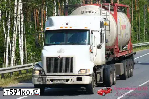 Фото автомобиля INTERNATIONAL HEAVY TRUCK 8500-9900, 2003 — госномер Х258КВ60. Цвет: БЕЛЫЙ