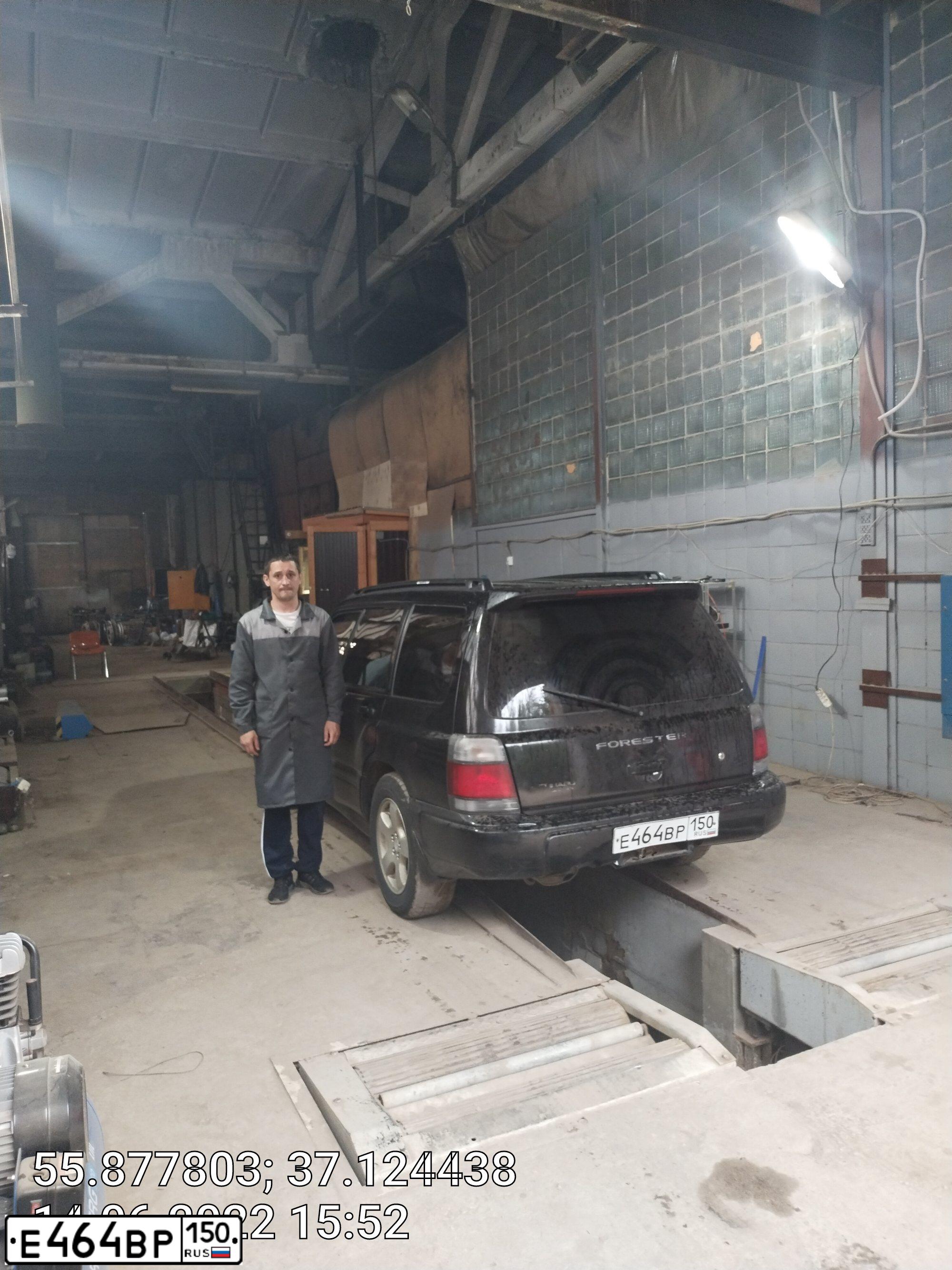 Фото автомобиля SUBARU FORESTER, 2000 — госномер Е464ВР150. Цвет: ЧЕРНЫЙ