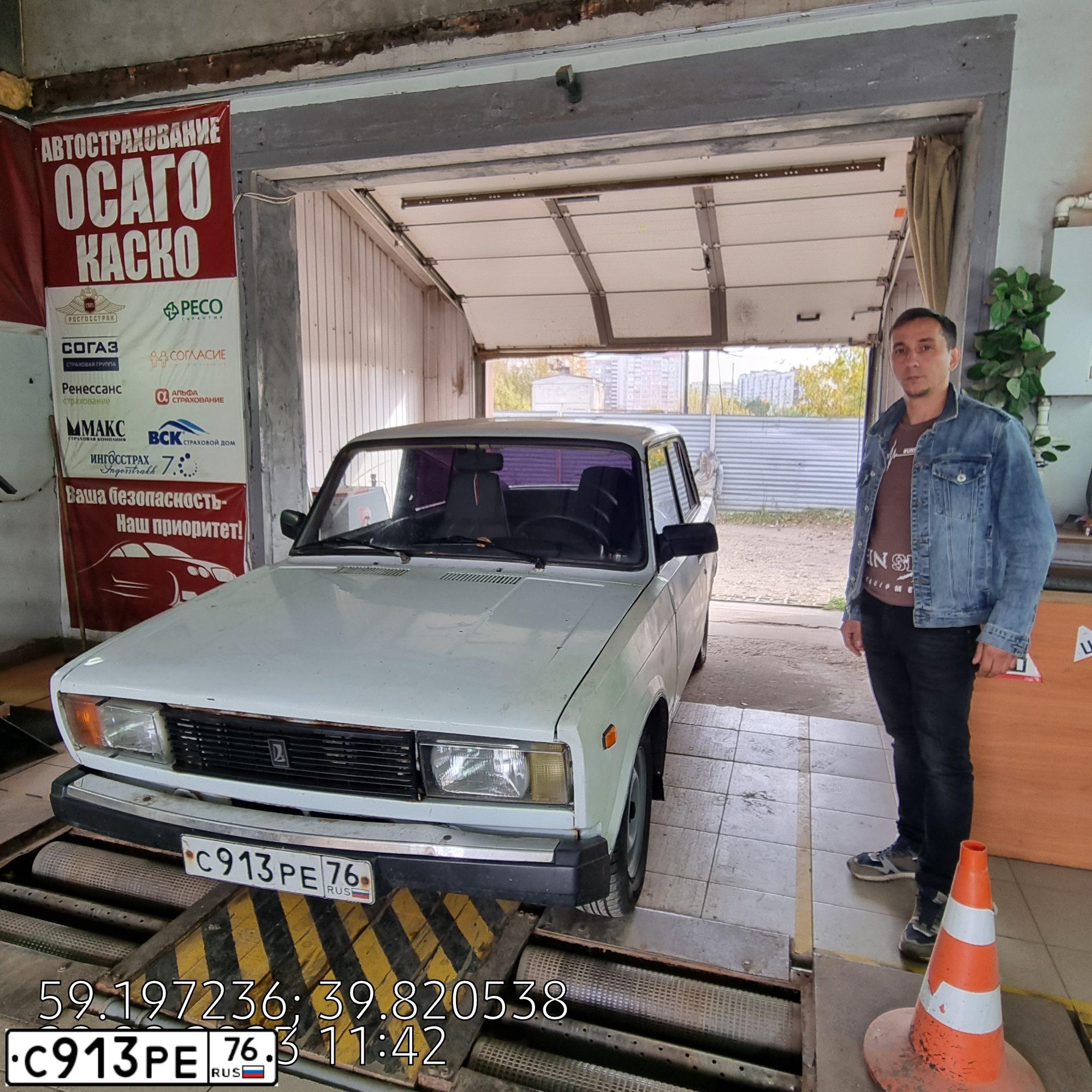 Фото автомобиля LADA 2105, 2006 — госномер М375ХУ35. Цвет: Белый