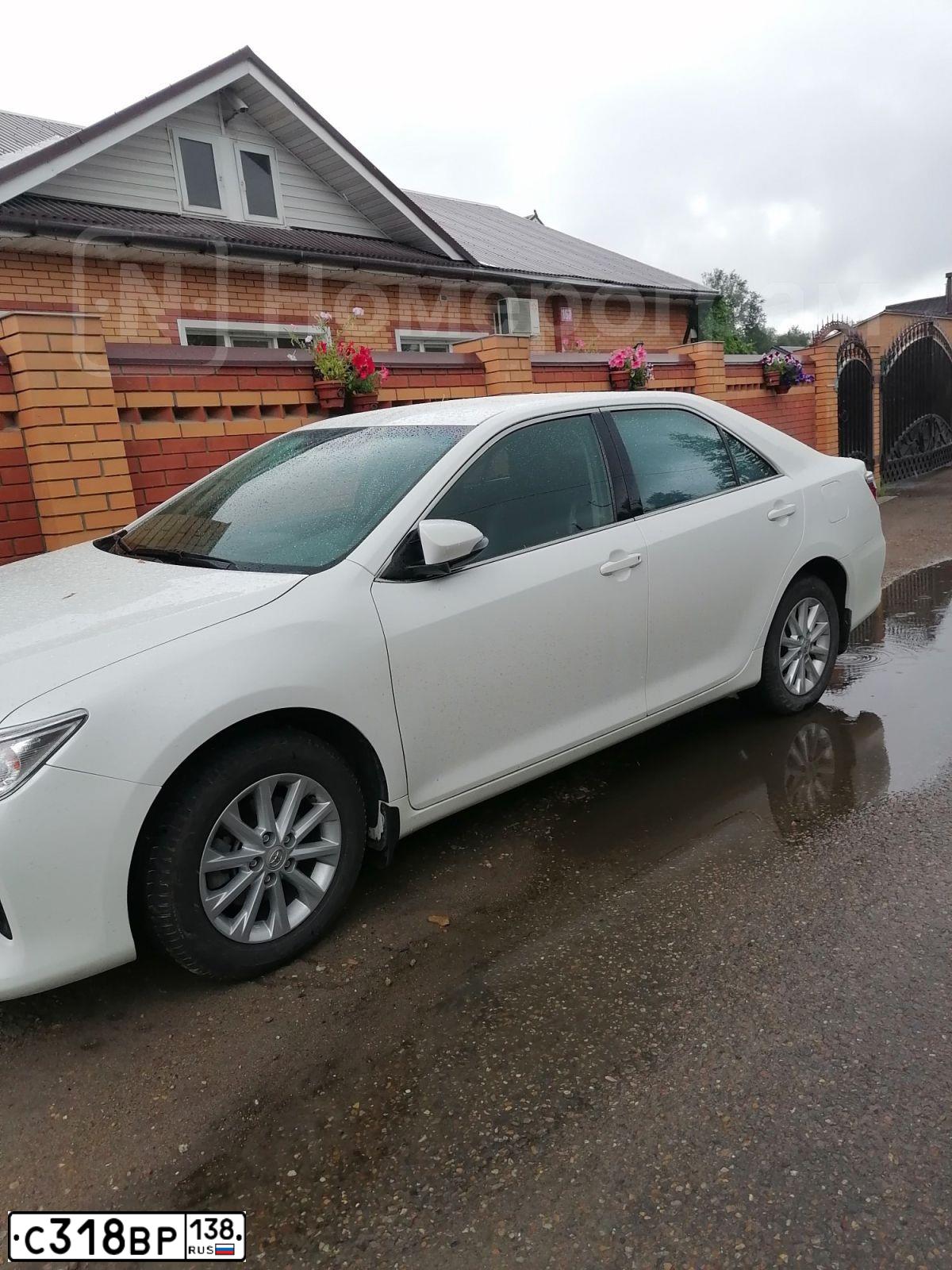 Фото автомобиля TOYOTA CAMRY, 2015 — госномер С318ВР138. Цвет: БЕЛЫЙ ПЕРЛАМУТР