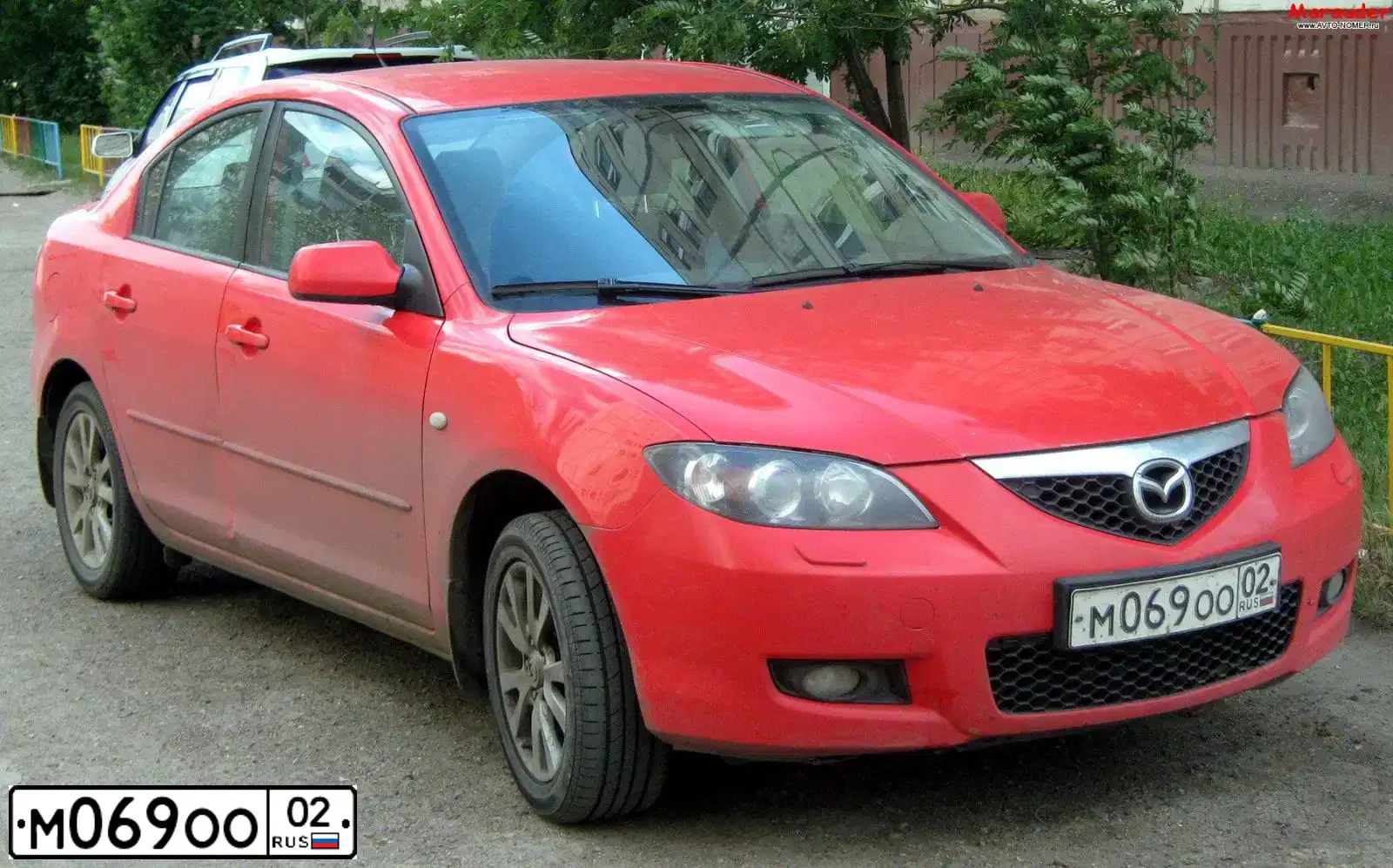 Фото автомобиля MAZDA 3, 2006 — госномер М069ОО02. Цвет: Красный